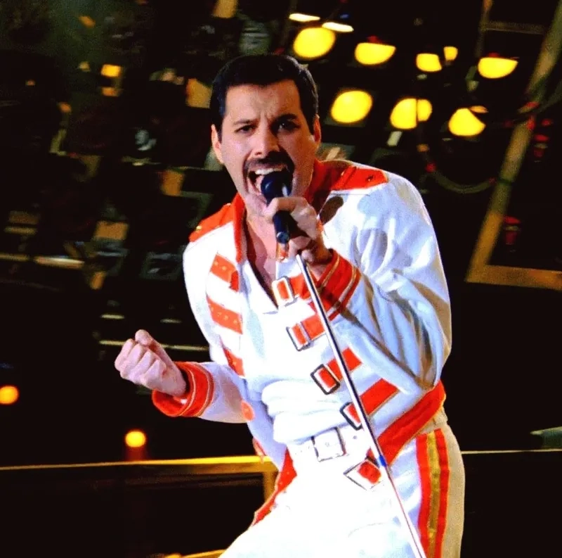 Freddie Mercury và cây đàn piano quen thuộc