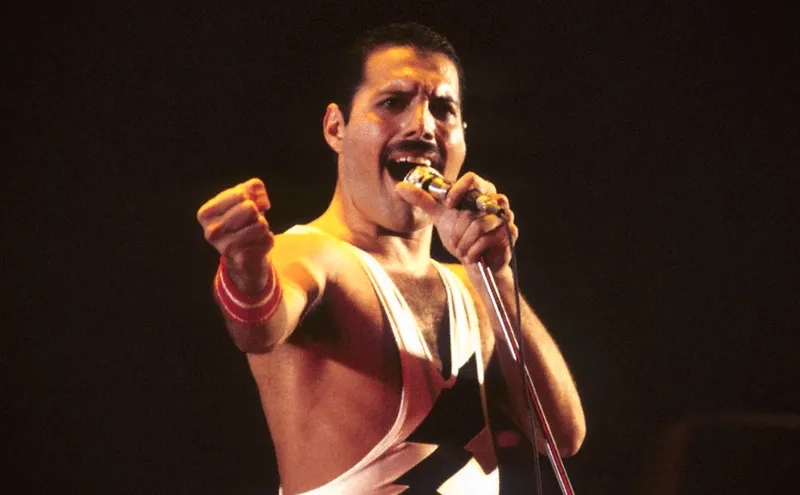 Khoảnh khắc Freddie Mercury Queen trên sân khấu