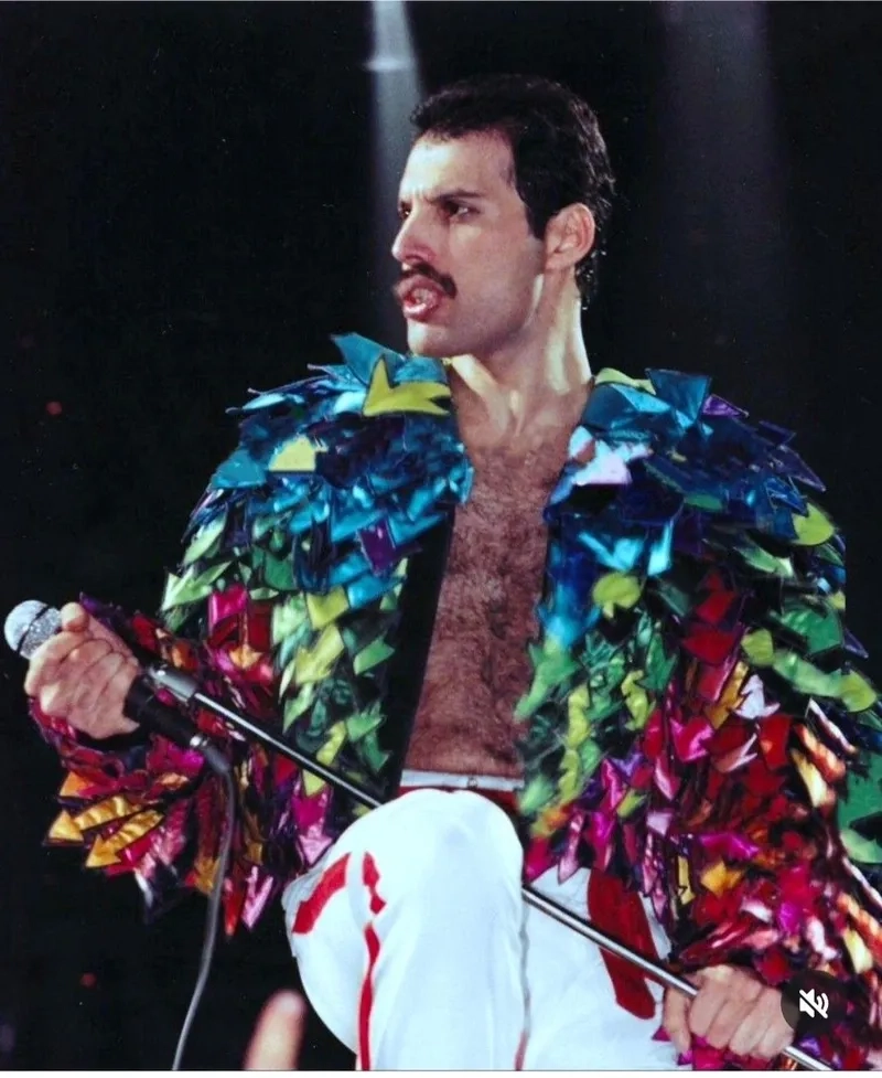 Freddie Mercury trong màn trình diễn Live Aid 1985 lịch sử