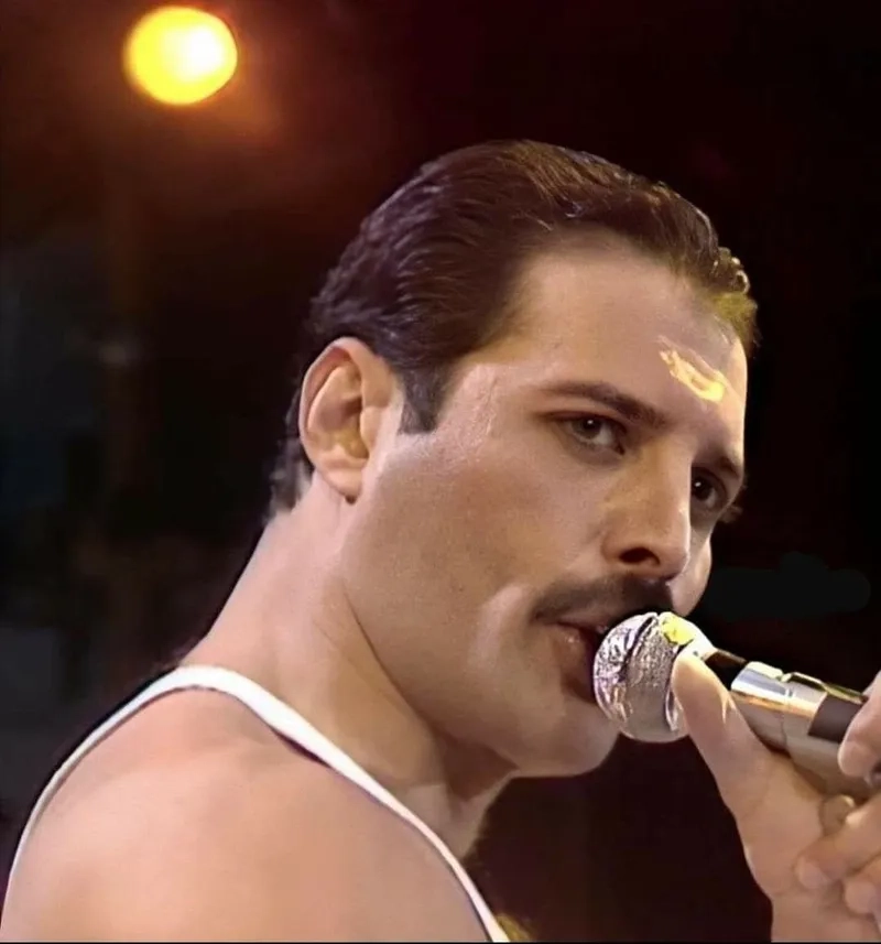 Queen ăn mừng chiến thắng với We Are The Champions