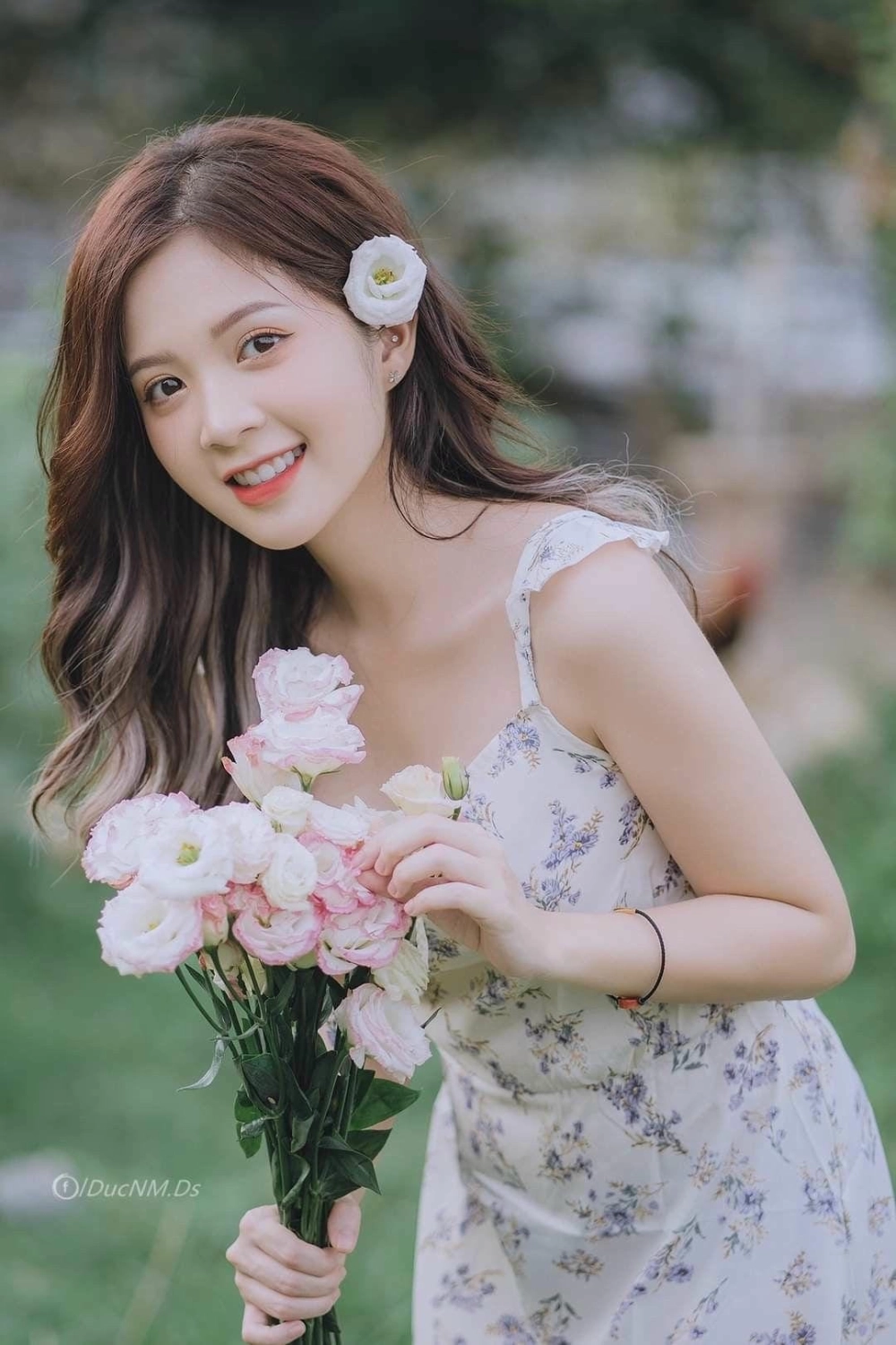 Nụ cười rạng rỡ của cô gái cầm hoa hướng dương