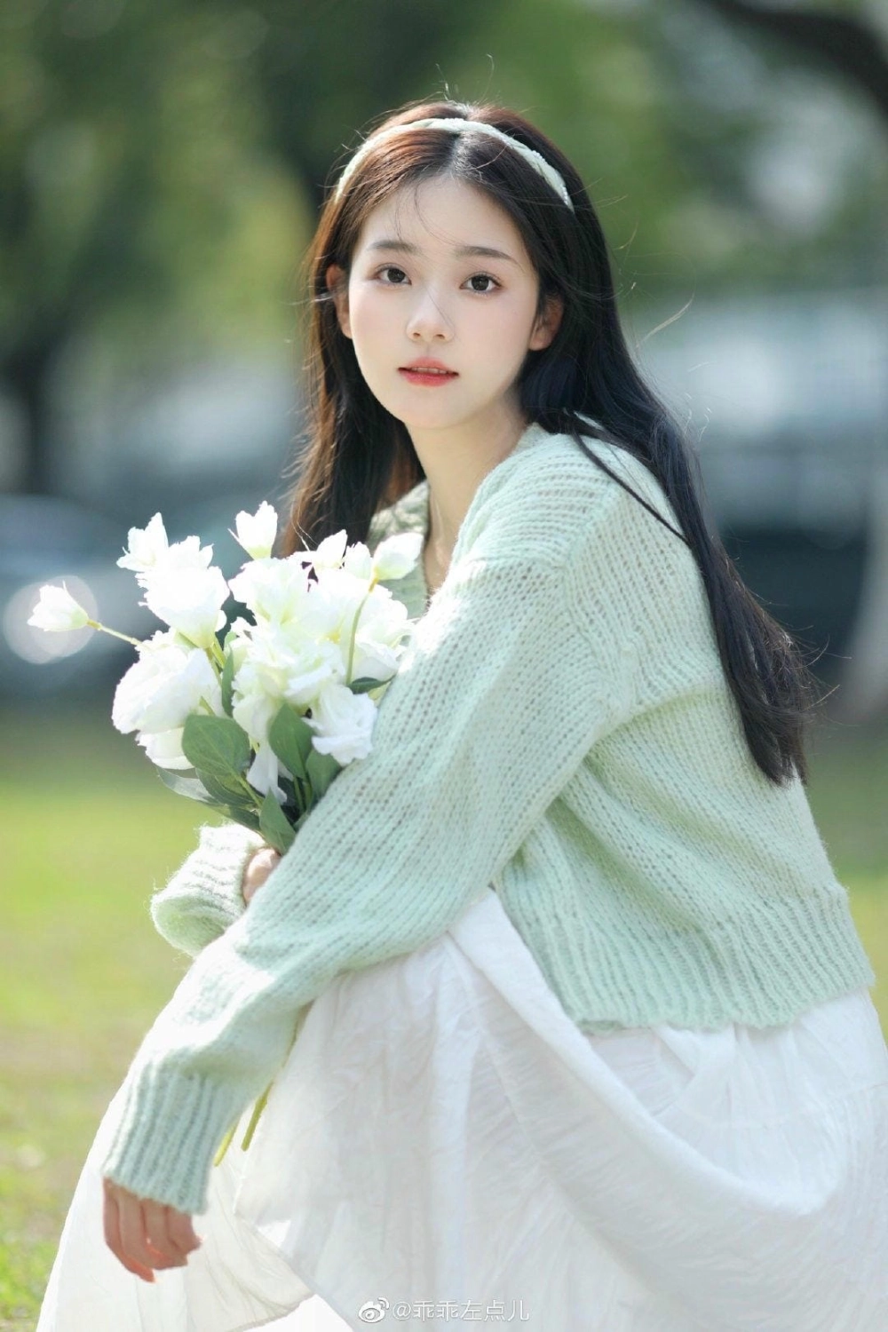 Ảnh gái xinh cầm hoa làm avatar