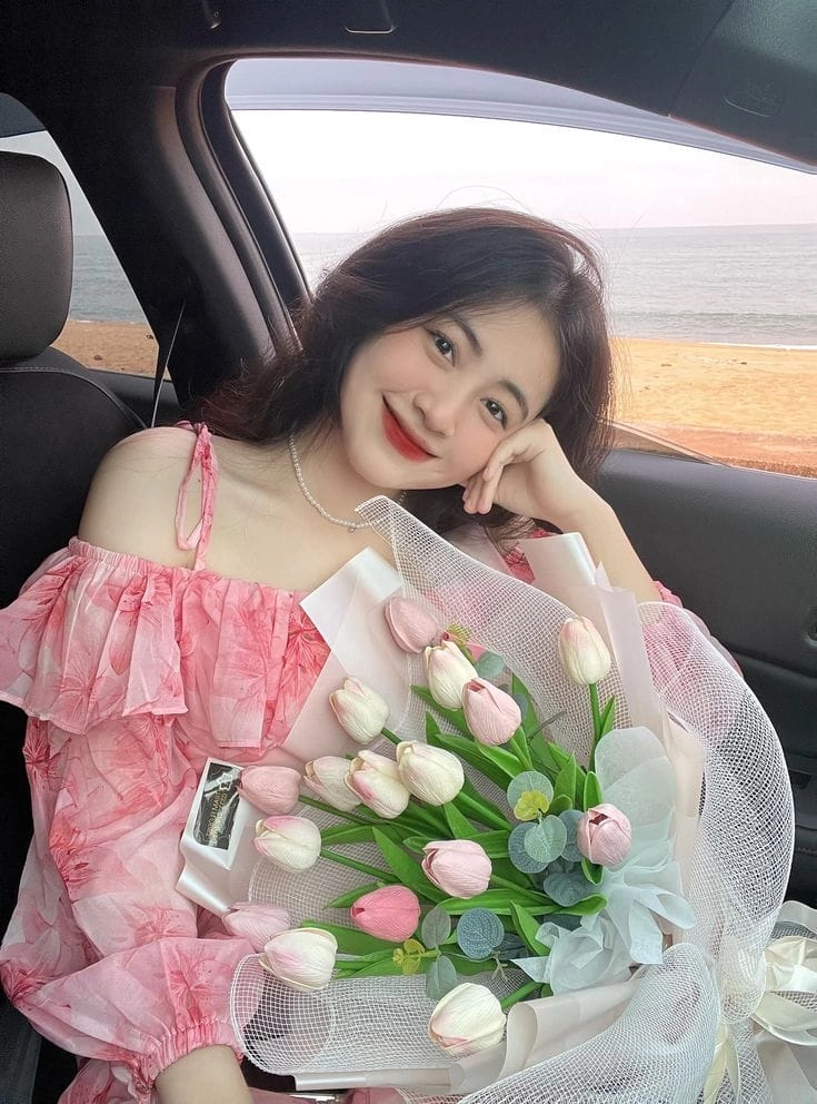 Hình ảnh cô gái cầm hoa đẹp tinh khôi
