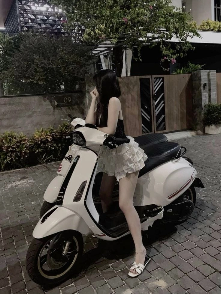 Khoảnh khắc gái xinh chạy xe máy trên phố