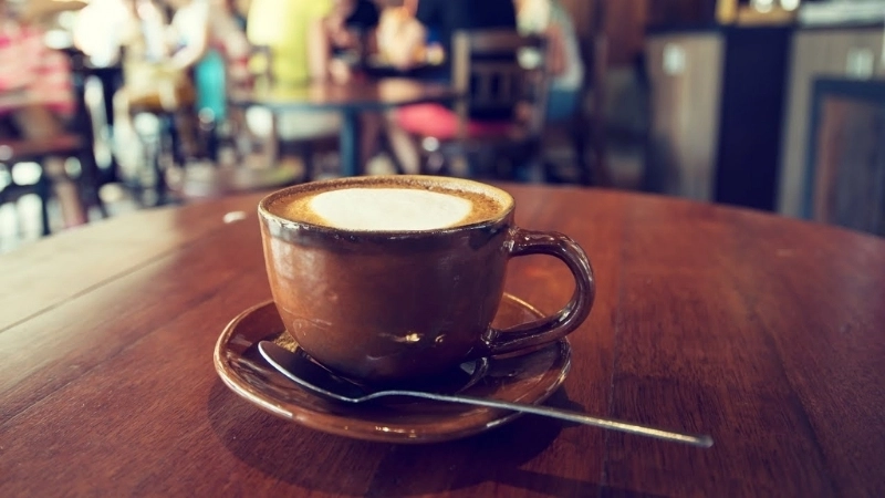 Hình nền cà phê chill bên cửa sổ mưa