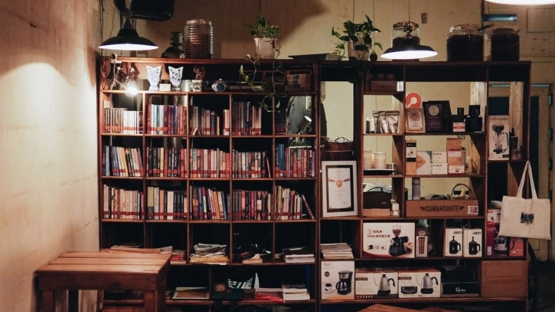 Phong cách cổ điển với hình nền kệ sách máy tính