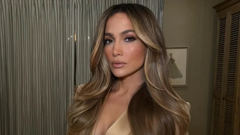 Vẻ đẹp không tuổi của Jennifer Lopez