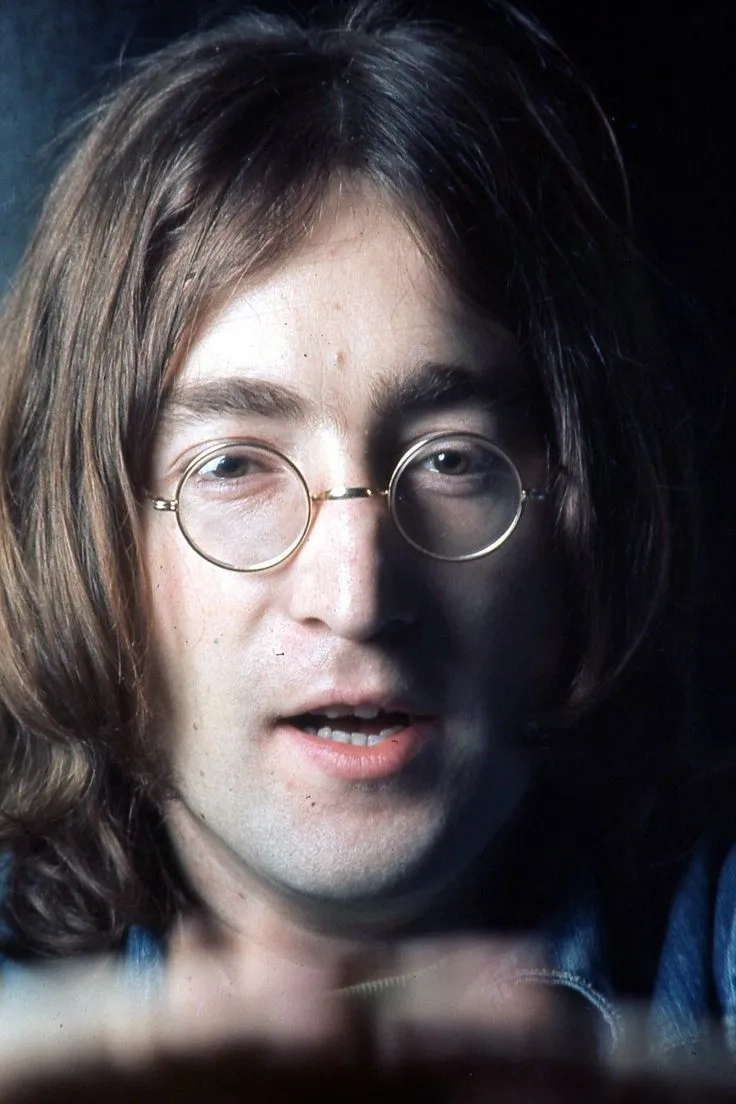 John Lennon với cặp kính tròn biểu tượng