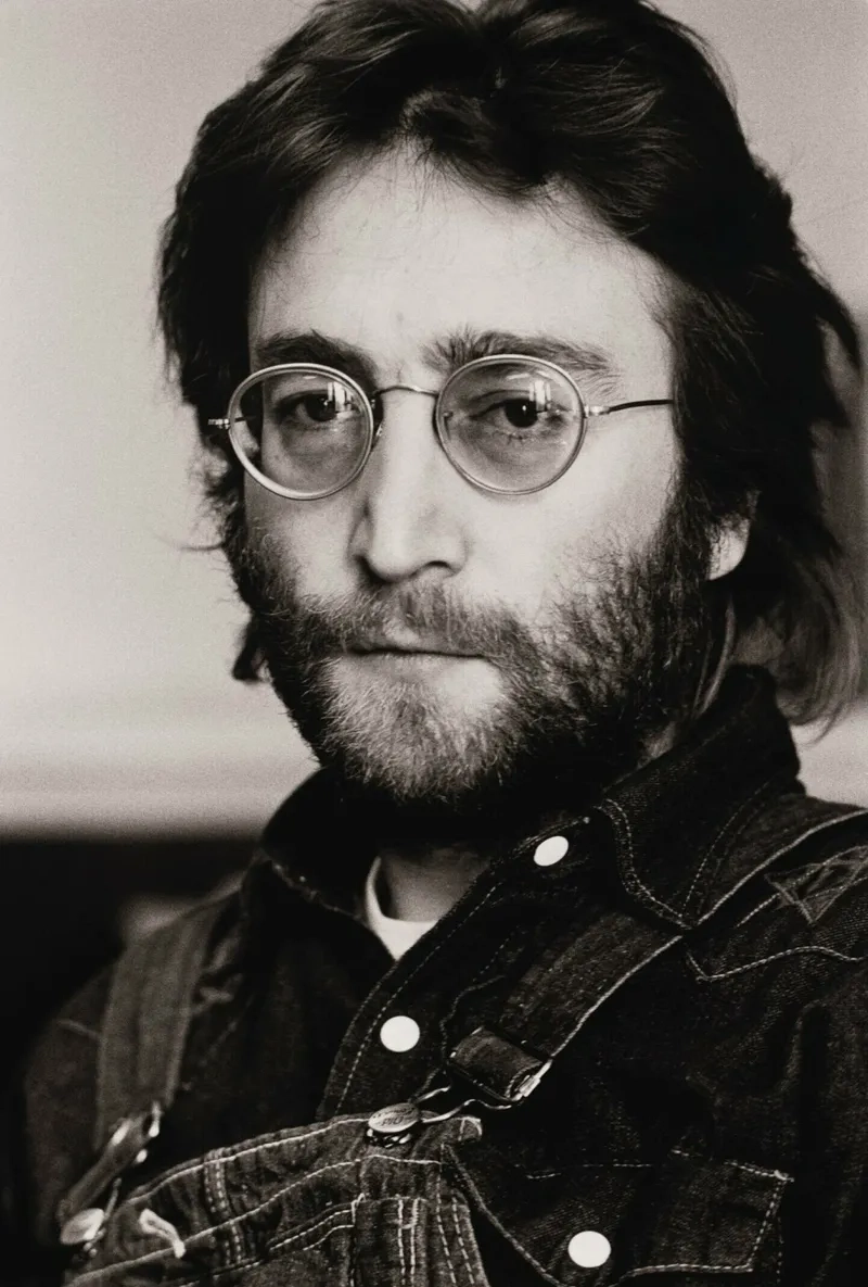 Yoko Ono bên cạnh John Lennon trong một sự kiện