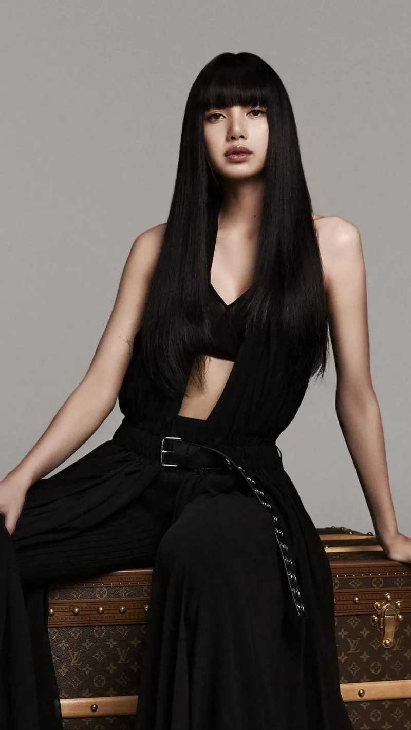 Lisa trong MV solo đầu tay Lalisa