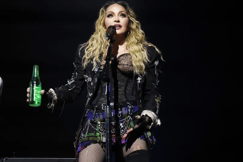 Madonna và những màn trình diễn bùng nổ