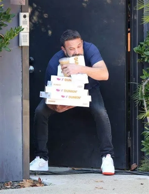 Biểu cảm của meme ben affleck buồn đầy suy tư