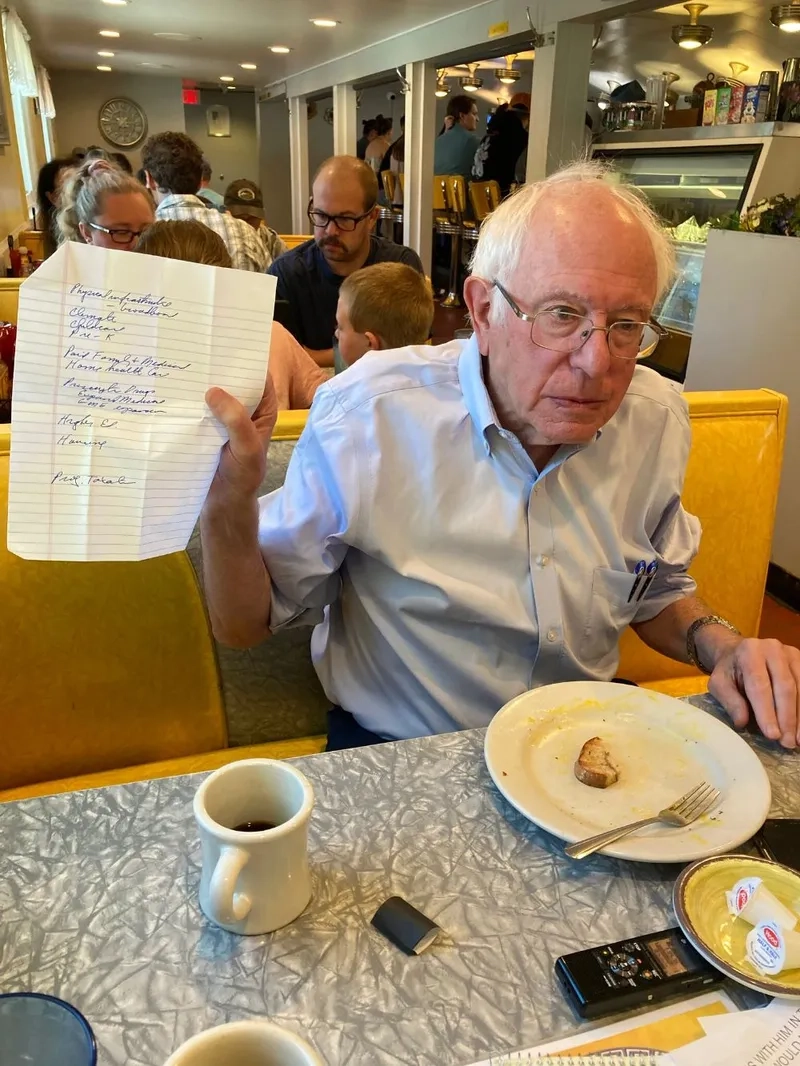 Khoảnh khắc gốc của meme Bernie Sanders lễ nhậm chức