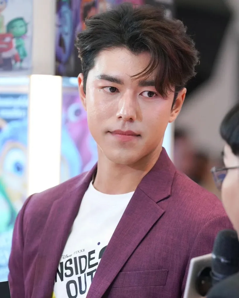 Nine Naphat lịch lãm trong bộ vest đen