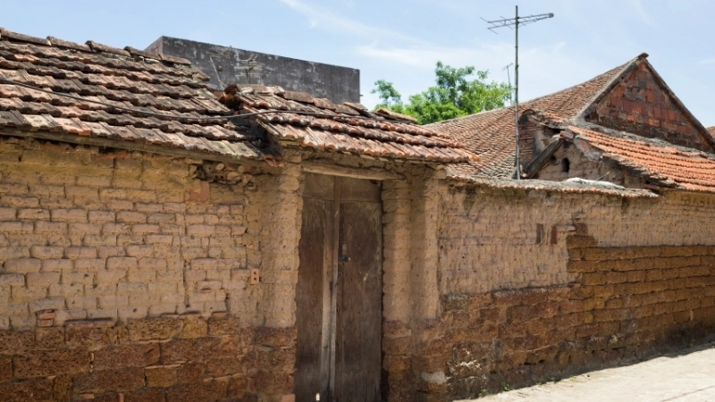 Mái ngói xưa cũ trong hình ảnh làng cổ Đường Lâm