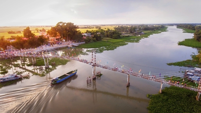 Cảnh hoàng hôn trên sông Vàm Cỏ