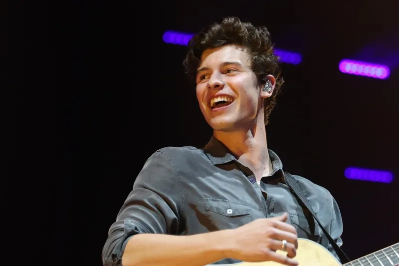 Phong cách lịch lãm của Shawn Mendes tại sự kiện