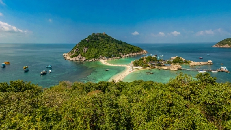 Bức tranh vẽ biển đảo với những con thuyền neo đậu