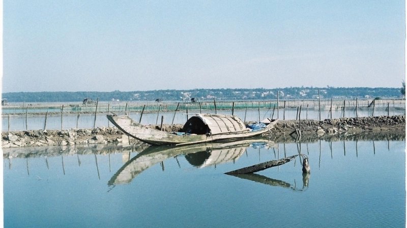 Bức tranh phong cảnh quê hương với dòng sông tuổi thơ