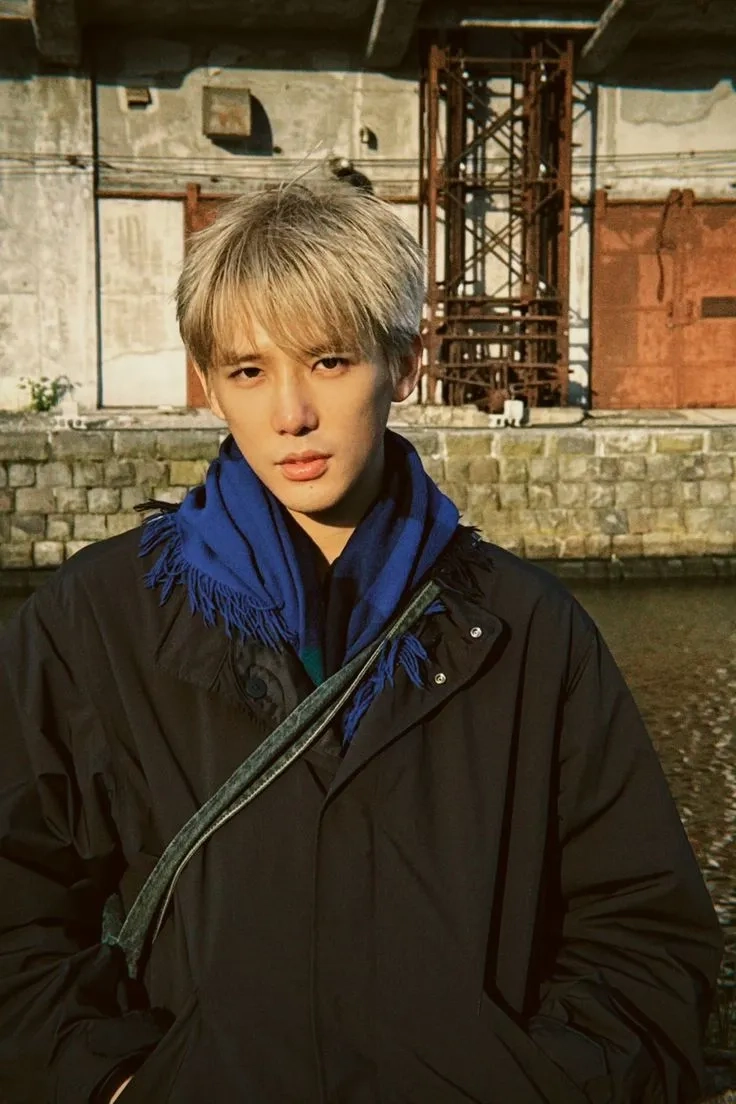 Phong cách thời trang sân bay của Vương An Vũ