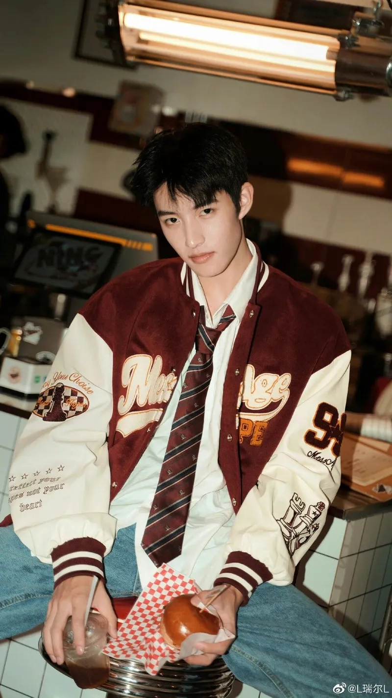 Chiều cao 1m83 nổi bật của Vương An Vũ