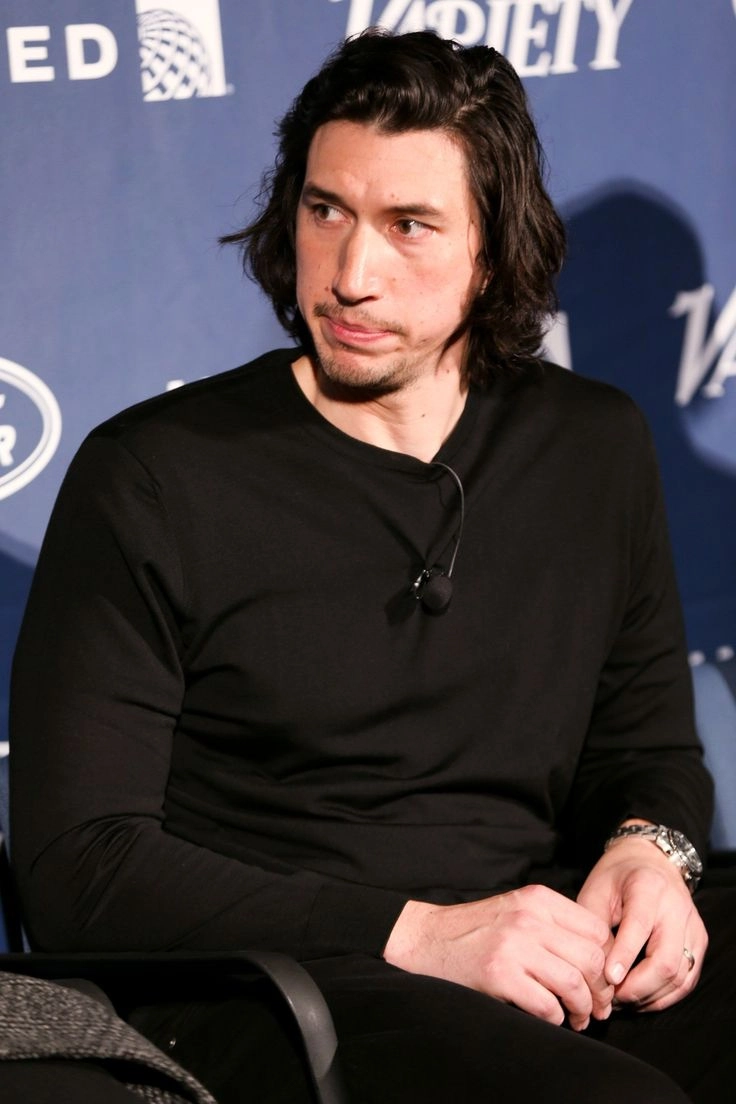 Kylo Ren và thanh gươm ánh sáng chữ thập