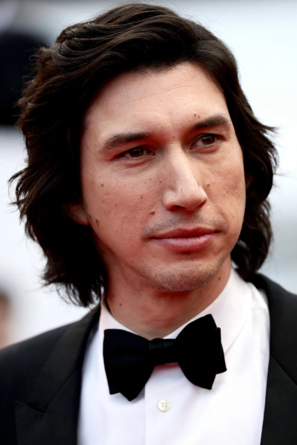 Adam Driver Kylo Ren và thanh gươm ánh sáng biểu tượng