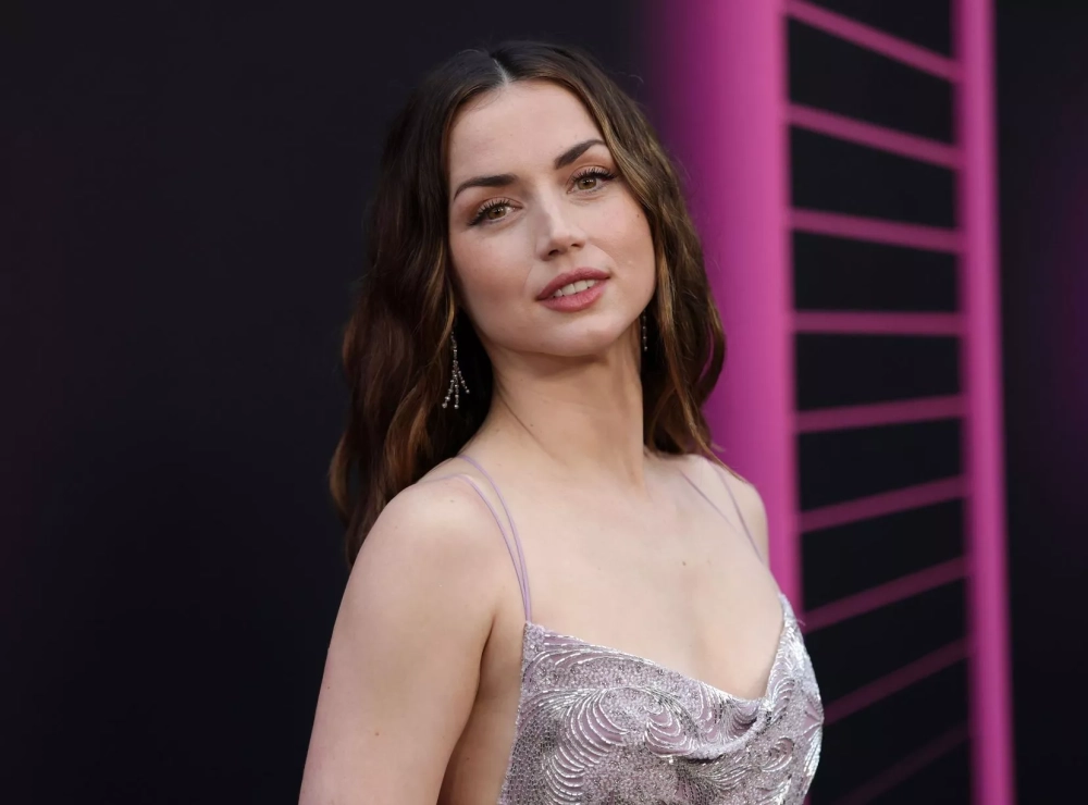 Ana de Armas trong phim Ghosted