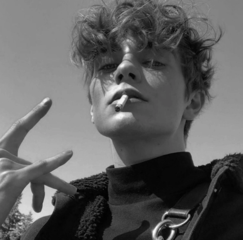 Avatar nam ngầu hút thuốc đầy bí ẩn