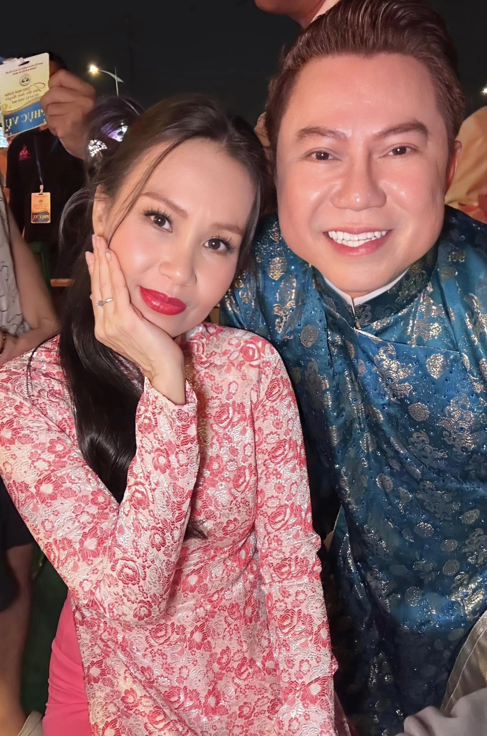 Ca sĩ Cẩm Ly duyên dáng trong tà áo dài truyền thống