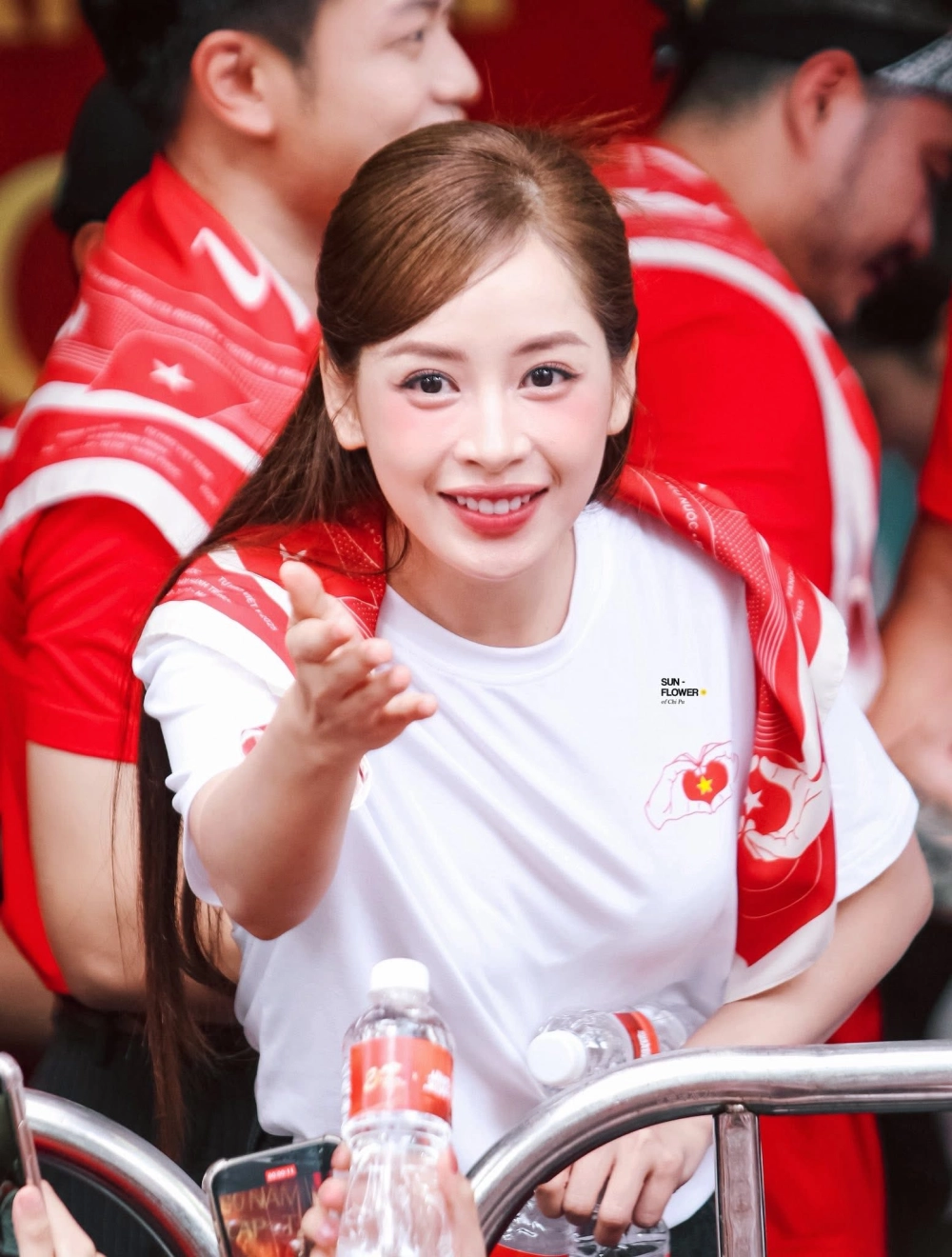Tạo hình ấn tượng trong MV chi pu anh ơi ở lại