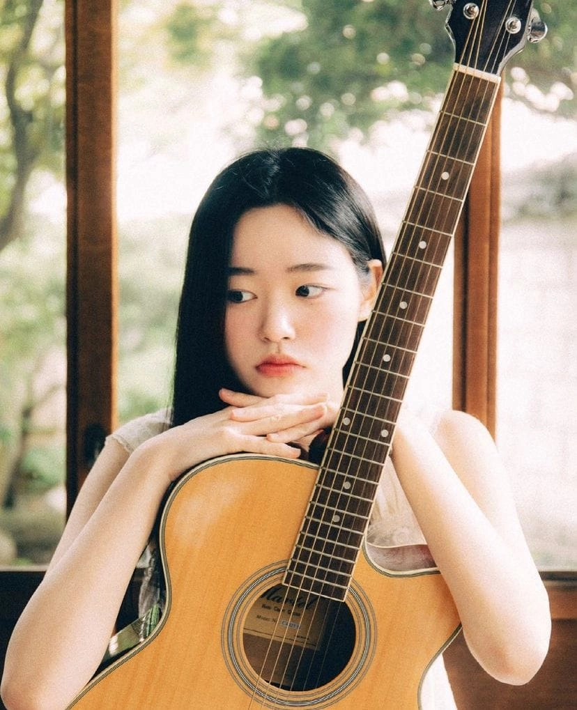 Tập trung cao độ khi tập chơi guitar