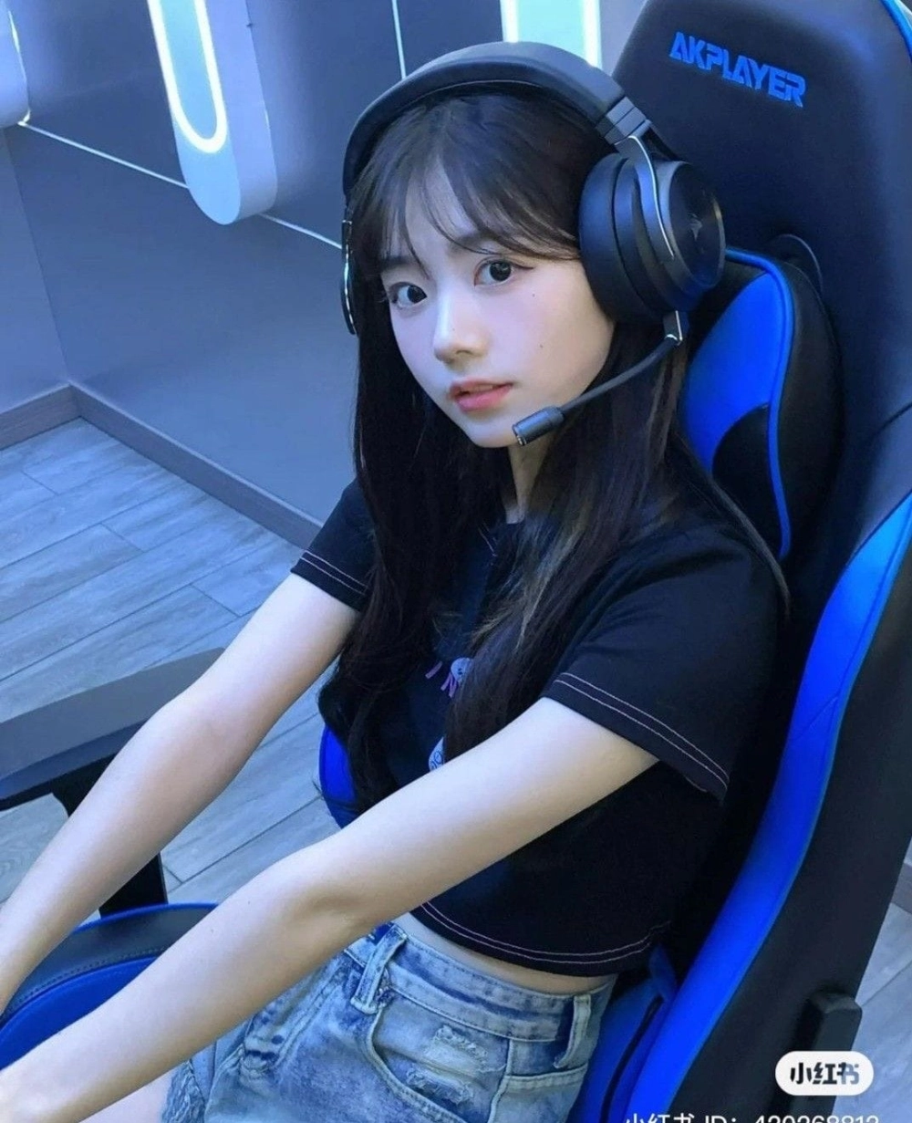 Cô gái chill cùng âm nhạc và tai nghe