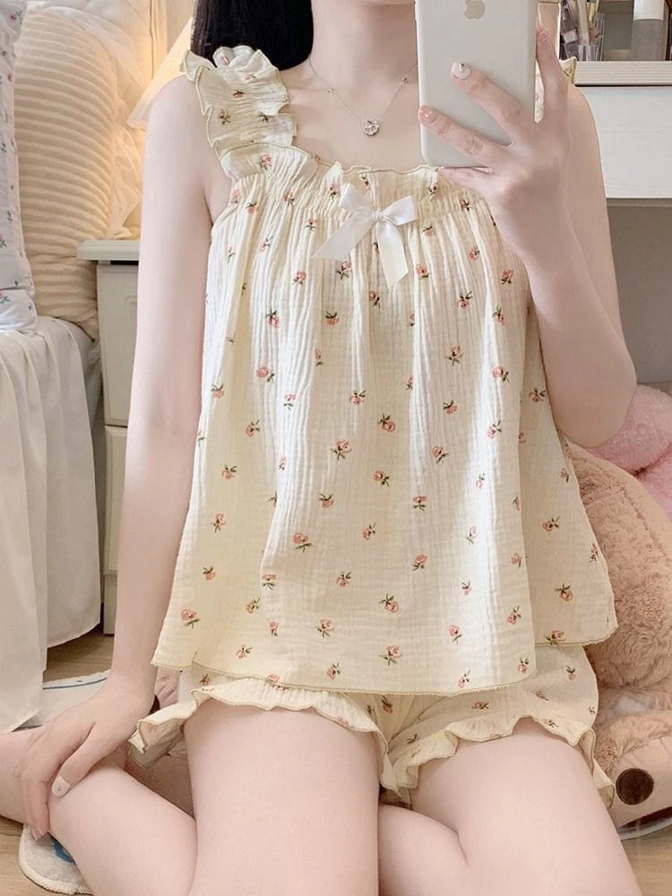 Gái xinh mặc áo ngủ gợi cảm