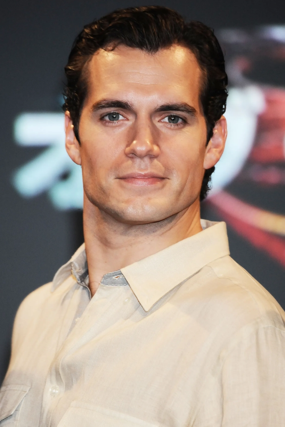 Vẻ lịch lãm trong vai henry cavill sherlock holmes