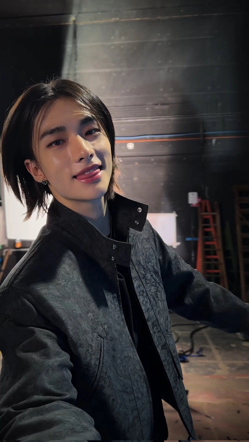 Hyunjin lịch lãm trong trang phục Hyunjin Versace