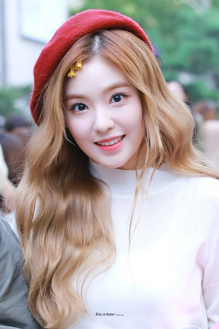 Nét quý phái cùng trang sức irene red velvet damiani
