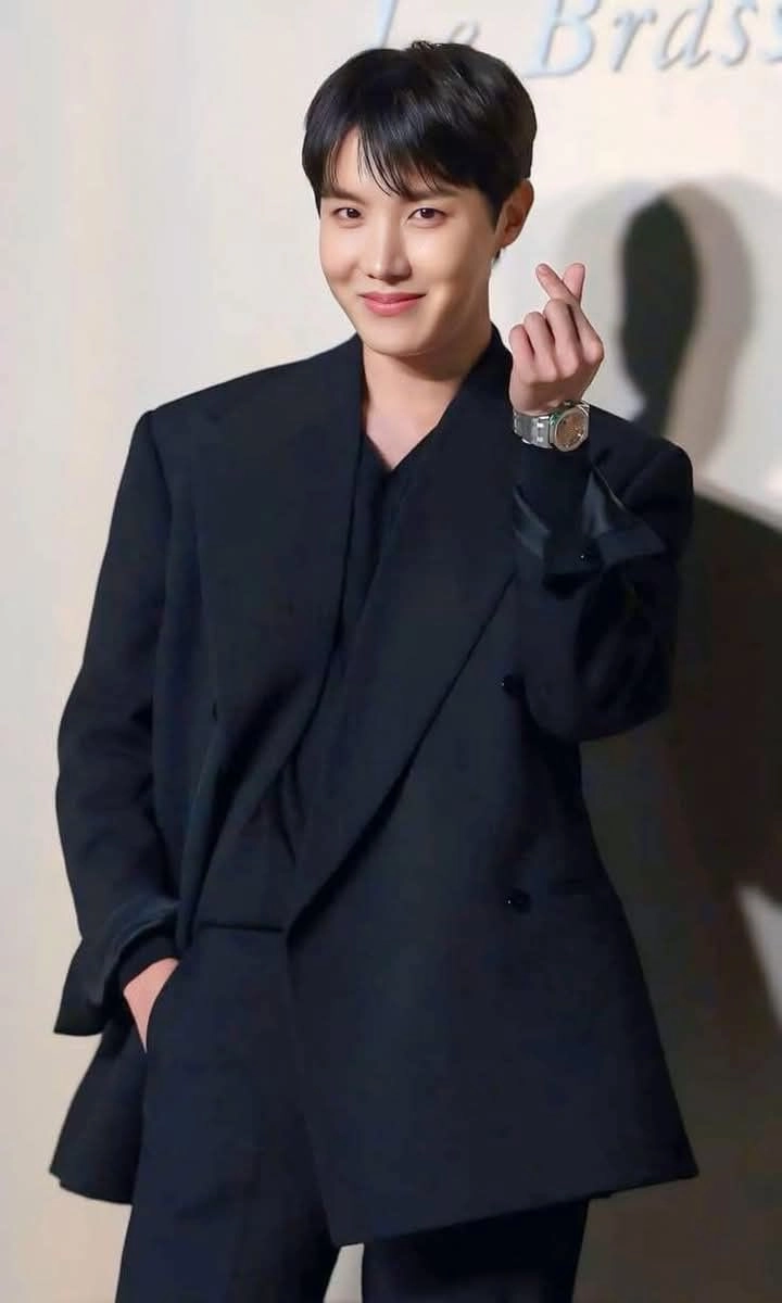 Hình ảnh j-hope nhập ngũ mạnh mẽ