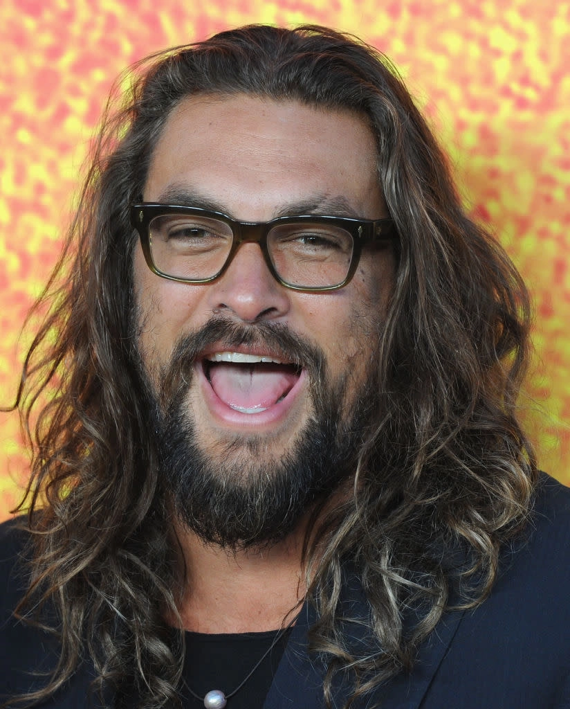 Phong cách thời trang bụi bặm đặc trưng của Jason Momoa
