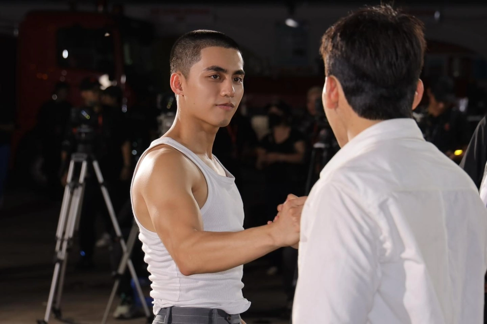 Khoảnh khắc MONO hát live đầy cảm xúc