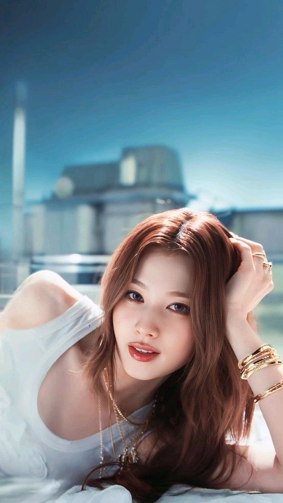 Phân tích phong cách thời trang của Sana