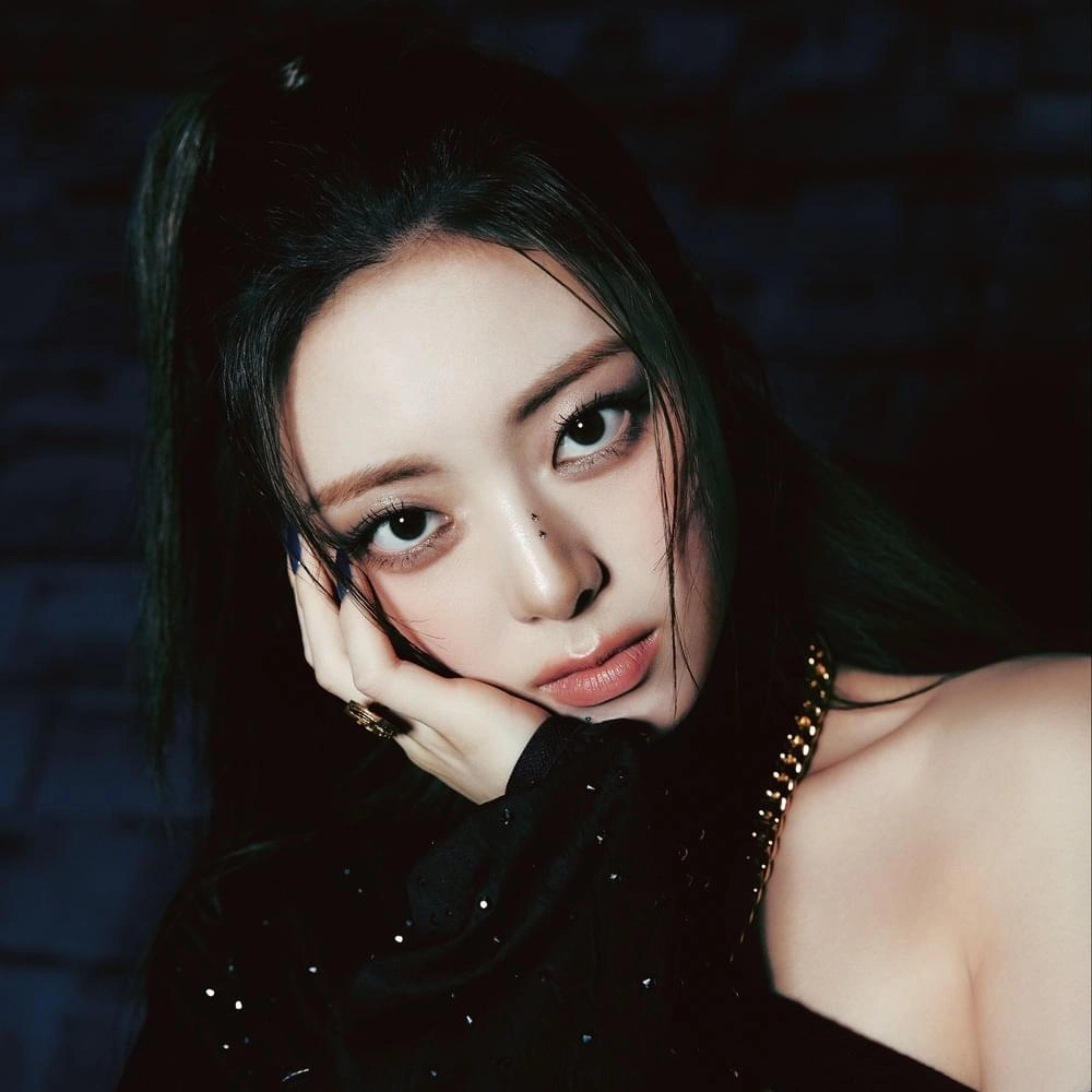 Thần thái trong ảnh yuna itzy aec