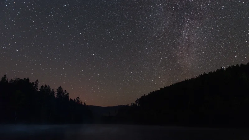 Cảm nhận sự cô độc và sâu lắng qua những góc máy ảnh phong cảnh đêm buồn.